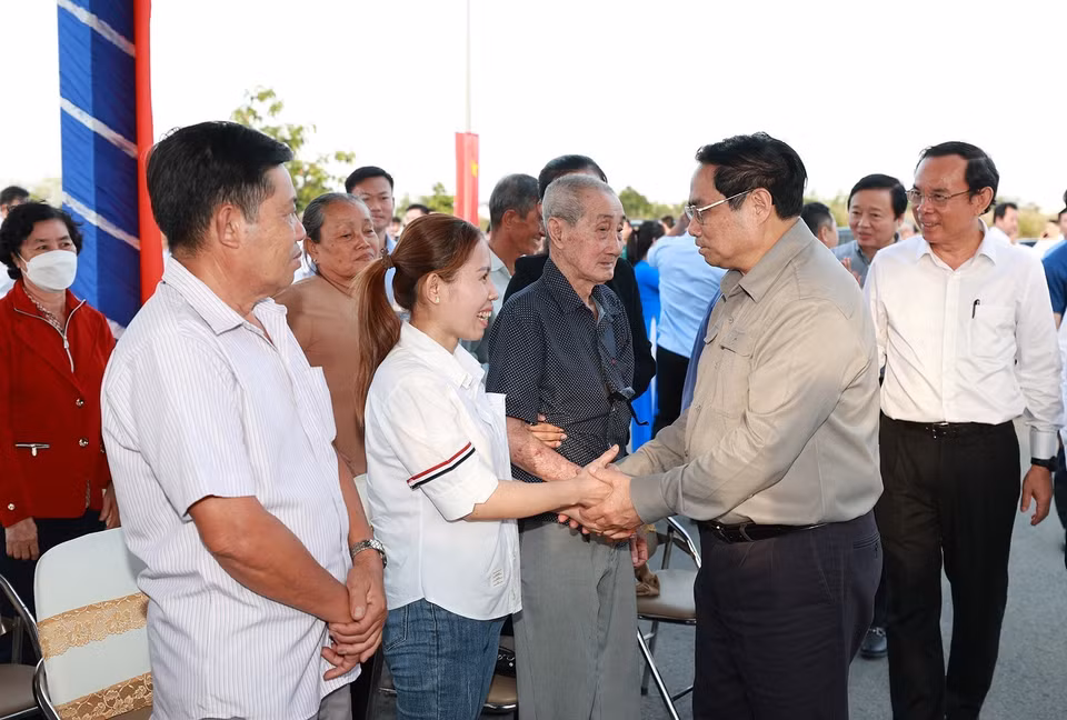Thủ tướng Phạm Minh Chính thăm nhân dân Khu tái định cư Long Bửu, thành phố Thủ Đức. (Ảnh: Dương Giang/TTXVN)