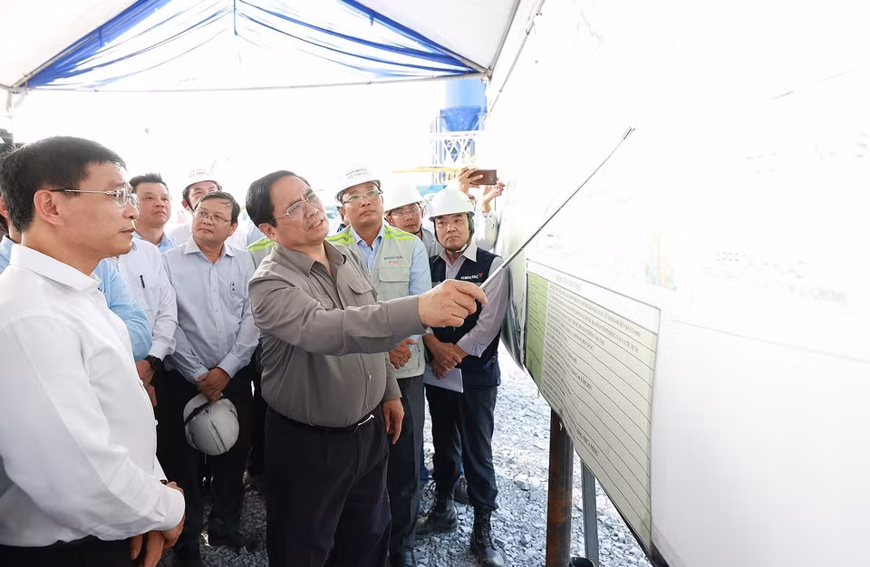 Thủ tướng Phạm Minh Chính kiểm tra tiến độ xây dựng cầu Nhơn Trạch. (Ảnh: Dương Giang/TTXVN)