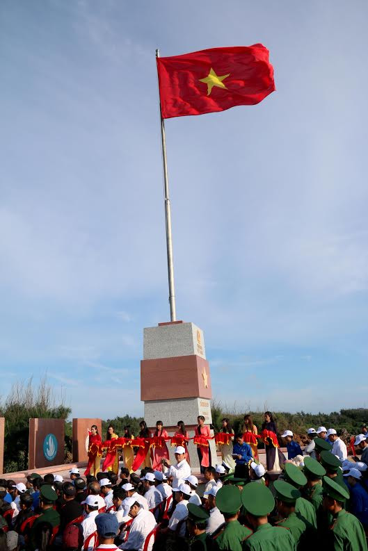 Lá cờ Tổ quốc tung bay trên đảo Phú Quý. (Ảnh: Nguyễn Thanh/Vietnam+)