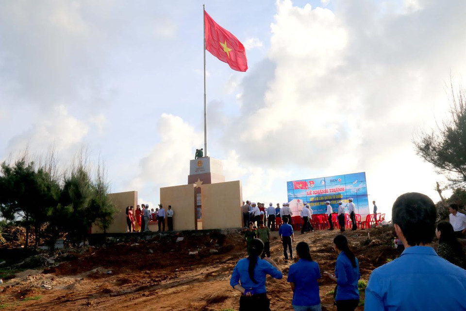 Lá cờ Tổ quốc tung bay trên đảo Phú Quý. (Ảnh: Nguyễn Thanh/Vietnam+)