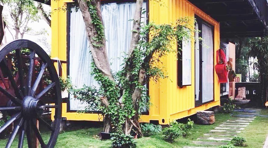 Why not hostel (đường Trương Pháp, thành phố Đồng Hới, tỉnh Quảng Bình) được thiết kế dựa trên ý tưởng độc đáo từ việc tái chế các container cũ, kết hợp với vật liệu tái sử dụng khác. (Ảnh: Võ Dung/TTXVN)