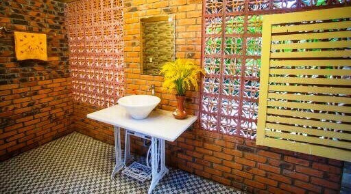 Một khung máy may cũ được tái chế thành chân bàn rất độc đáo. (Ảnh: Võ Dung/TTXVN)