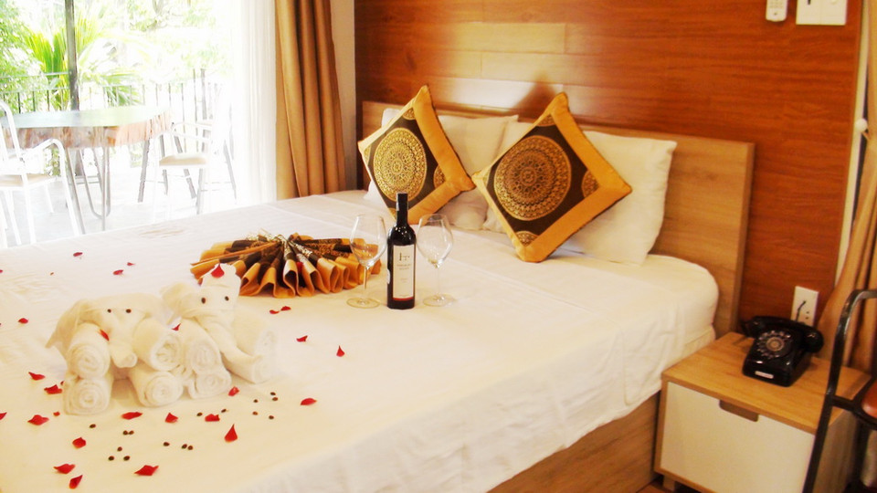 Từ không gian bên trong căn phòng container qua cửa sổ, du khách dễ dàng phóng tầm mắt ngắm nhìn biển và cảnh vật bên ngoài. (Ảnh: Võ Dung/TTXVN)