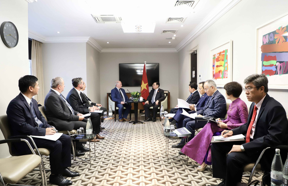 Hình ảnh Chủ tịch Quốc hội Vương Đình Huệ tiếp Chủ tịch và Giám đốc sáng lập Enterprize Energy, ông Ian Hatton. (Nguồn: TTXVN)