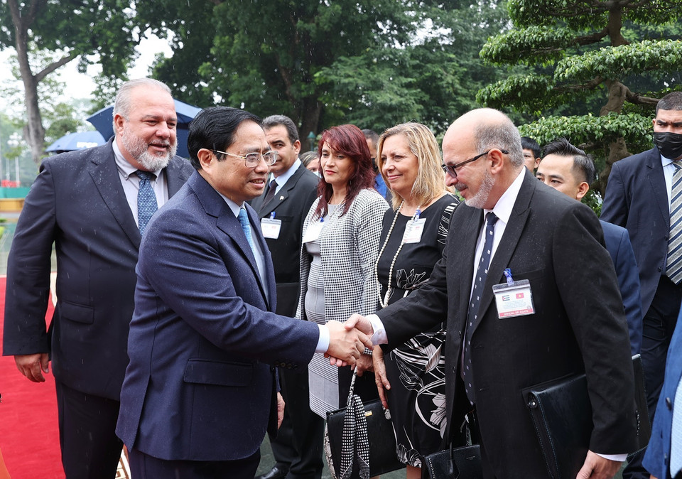 Thủ tướng nước Cộng hòa Cuba Manuel Marrero Cruz giới thiệu với Thủ tướng Phạm Minh Chính thành viên đoàn Cuba.