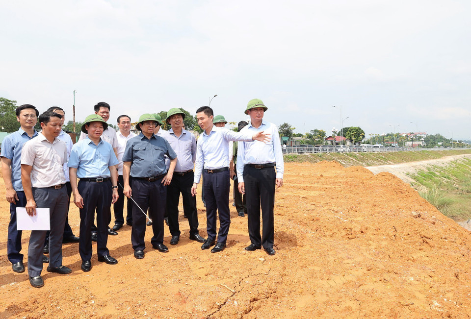 Thủ tướng Phạm Minh Chính kiểm tra dự án cầu Giới Phiên, thành phố Yên Bái. (Ảnh: Dương Giang/TTXVN)