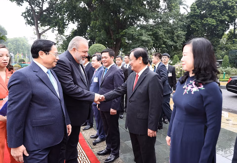 Thủ tướng Phạm Minh Chính giới thiệu với Thủ tướng nước Cộng hòa Cuba Manuel Marrero Cruz thành viên đoàn Việt Nam. (Ảnh: Dương Giang/TTXVN)