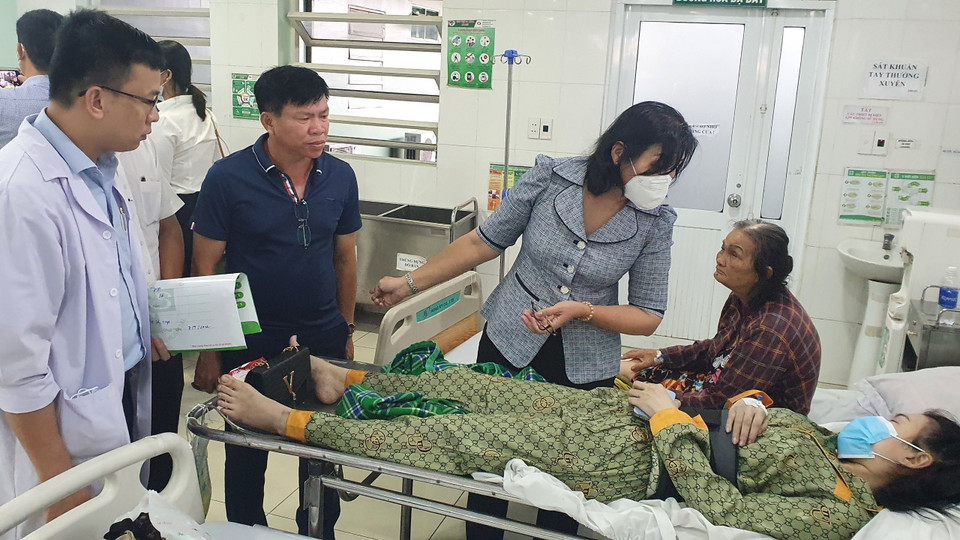 Lãnh đạo thành phố Thuận An thăm các nạn nhân bị thương đang được điều trị tại Bệnh viện đa khoa An Phú. (Ảnh: TTXVN phát)