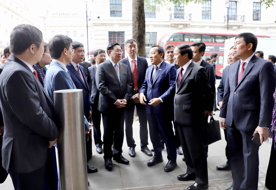 Chủ tịch Quốc hội Vương Đình Huệ và các đại biểu tham quan khu lưu niệm Chủ tịch Hồ Chí Minh ở thủ đô London. (Nguồn: TTXVN)