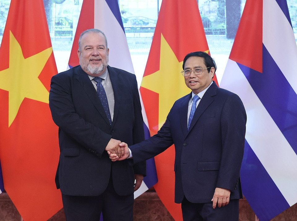 Hình ảnh Thủ tướng Phạm Minh Chính và Thủ tướng Cuba Manuel Marrero Cruz chụp ảnh chung. (Ảnh: Dương Giang/TTXVN)