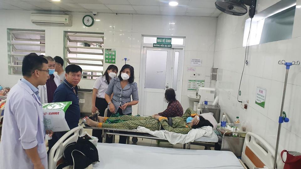 Lãnh đạo thành phố Thuận An thăm các nạn nhân bị thương đang được điều trị tại Bệnh viện đa khoa An Phú. (Ảnh: TTXVN phát)