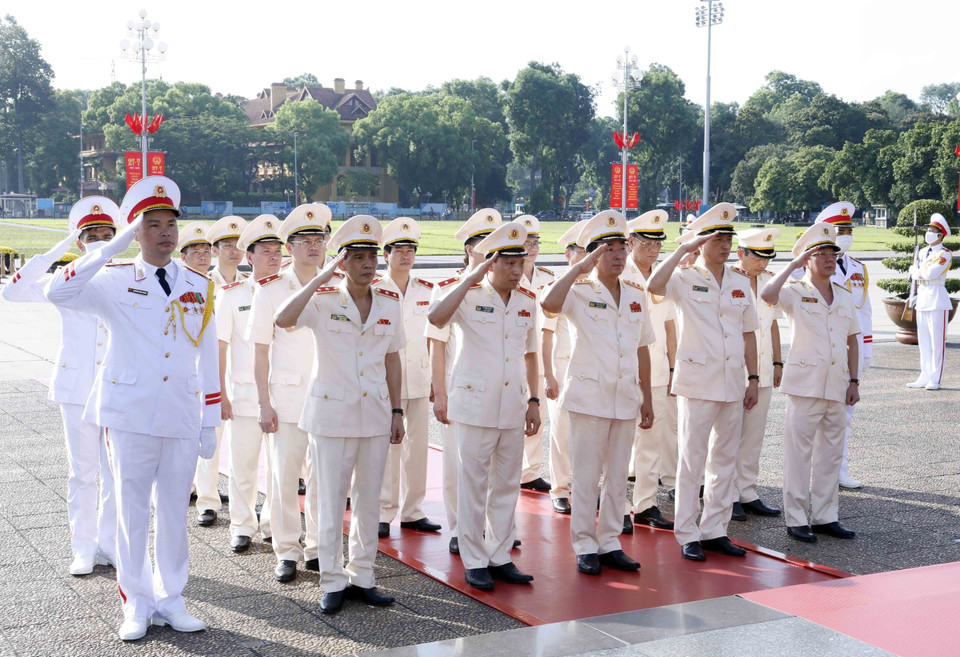Đoàn đại biểu Đảng ủy Công an Trung ương và Bộ Công an tưởng niệm Chủ tịch Hồ Chí Minh. (Ảnh: An Đăng/TTXVN)