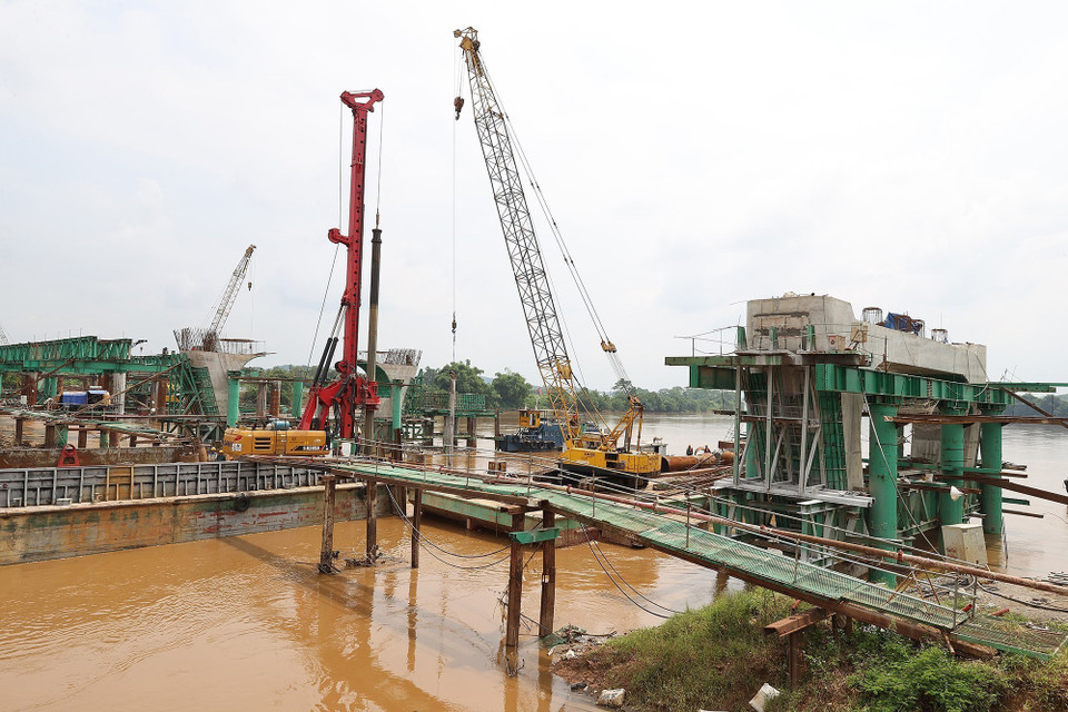 Dự án cầu Giới Phiên, thành phố Yên Bái đang trong quá trình thi công. (Ảnh: Dương Giang/TTXVN)
