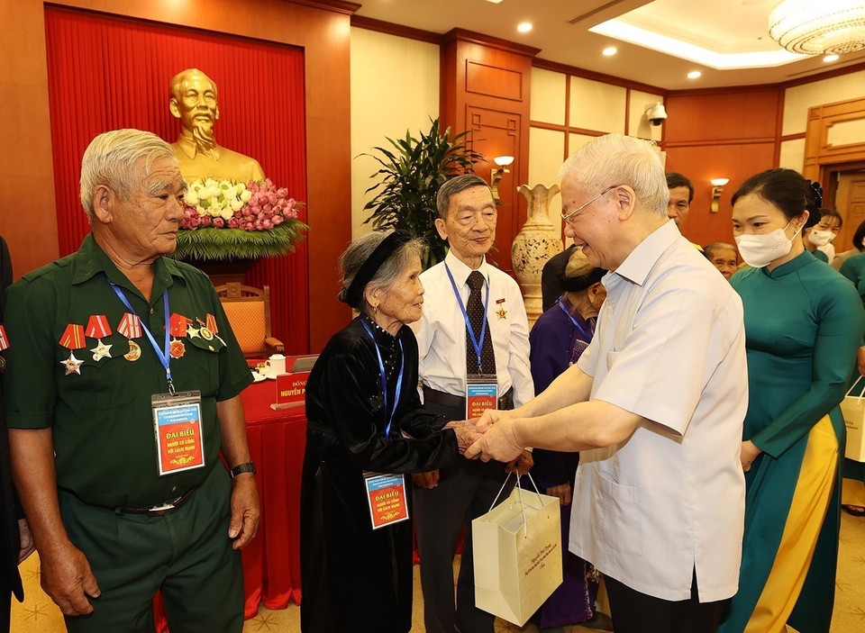 Tổng Bí thư Nguyễn Phú Trọng tặng quà cho người có công tiêu biểu toàn quốc. (Ảnh: Trí Dũng/TTXVN)