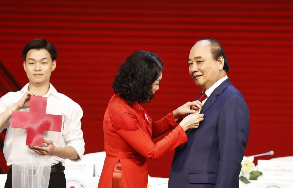 Chủ tịch nước Nguyễn Xuân Phúc được suy tôn là Chủ tịch danh dự Hội Chữ thập Đỏ Việt Nam. (Ảnh: Thống Nhất/TTXVN)