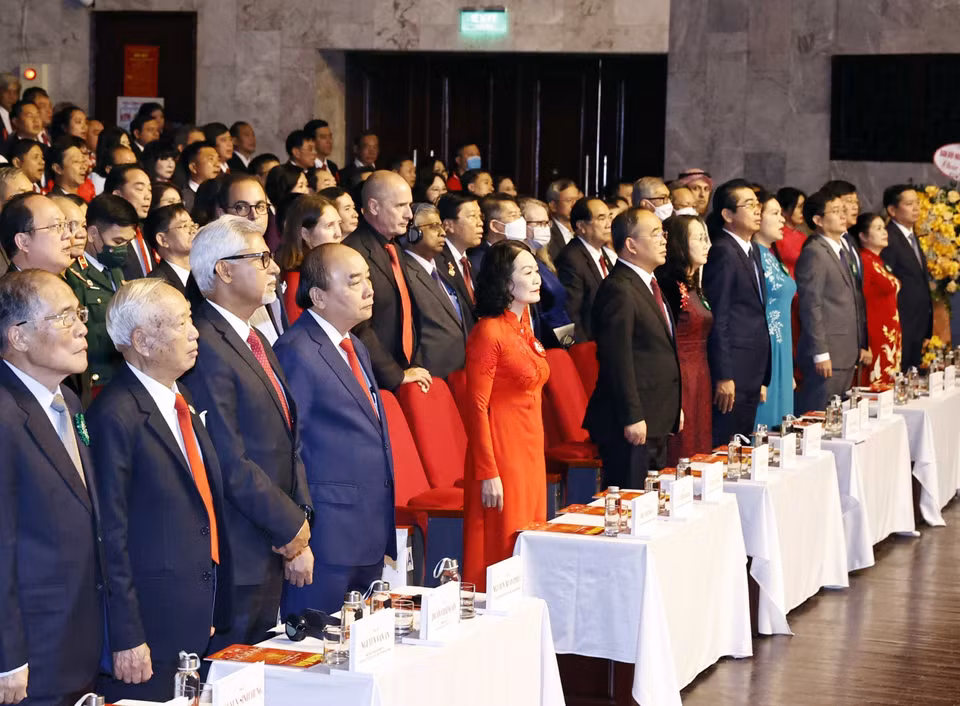 Chủ tịch nước Nguyễn Xuân Phúc cùng các lãnh đạo, nguyên lãnh đạo Đảng và Nhà nước thực hiện nghi thức chào cờ. (Ảnh: Thống Nhất/TTXVN)