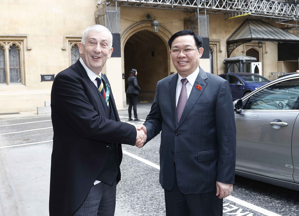 Chủ tịch Hạ viện Anh Lindsay Hoyle đón Chủ tịch Quốc hội Vương Đình Huệ. (Ảnh: Doãn Tấn/TTXVN)