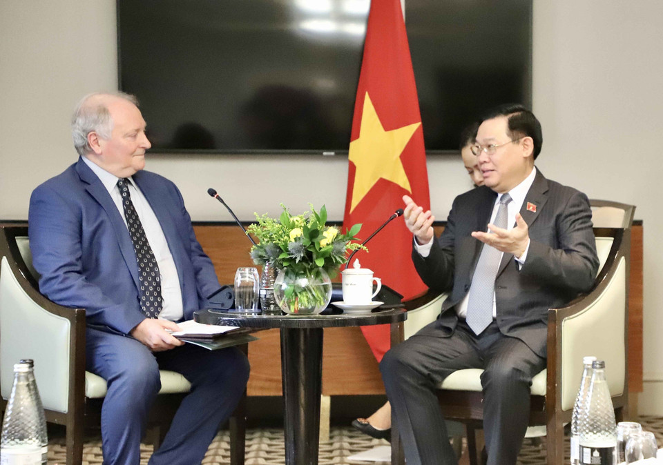 Chủ tịch Quốc hội Vương Đình Huệ tiếp Chủ tịch và Giám đốc sáng lập Enterprize Energy, ông Ian Hatton. (Nguồn: TTXVN)