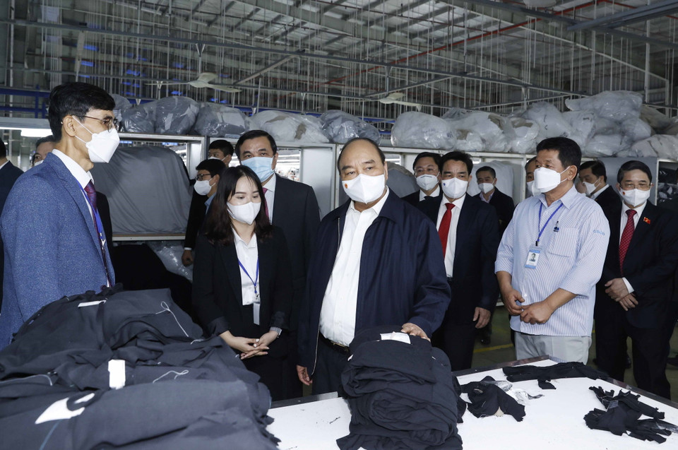 Chủ tịch nước Nguyễn Xuân Phúc thăm Công ty Trách nhiệm hữu hạn Panko Tam Thăng. (Ảnh: Thống Nhất/TTXVN)