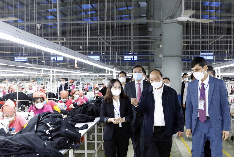 Chủ tịch nước Nguyễn Xuân Phúc đến thăm Công ty Trách nhiệm hữu hạn Panko Tam Thăng. (Ảnh: Thống Nhất/TTXVN)