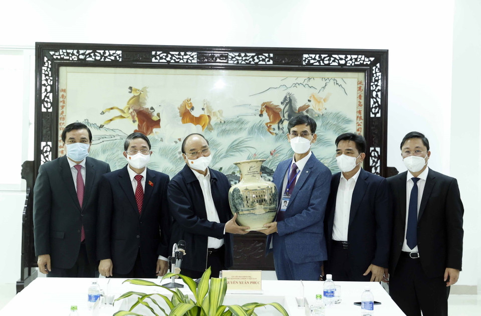 Chủ tịch nước Nguyễn Xuân Phúc tặng quà cho cán bộ, công nhân Công ty TNHH Panko Tam Thăng. (Ảnh: Thống Nhất/TTXVN)