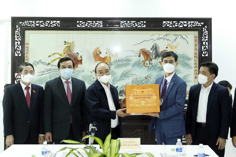 Chủ tịch nước Nguyễn Xuân Phúc tặng quà cho cán bộ, công nhân Công ty TNHH Panko Tam Thăng. (Ảnh: Thống Nhất/TTXVN)