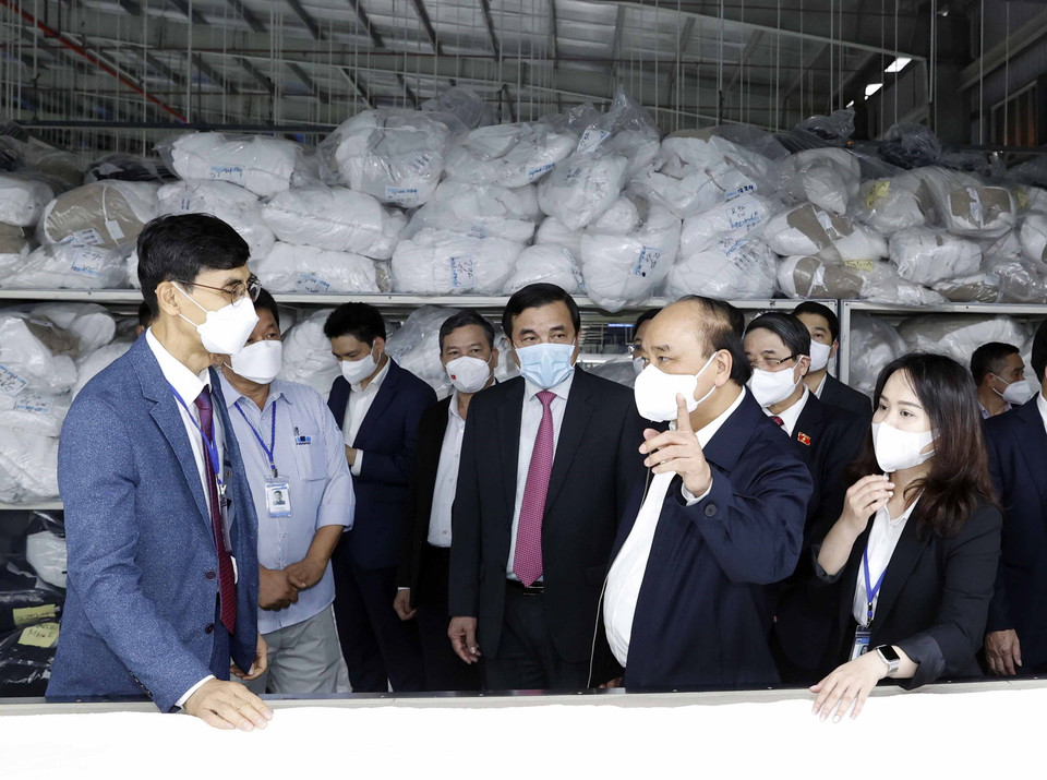 Chủ tịch nước Nguyễn Xuân Phúc thăm Công ty Trách nhiệm hữu hạn Panko Tam Thăng. (Ảnh: Thống Nhất/TTXVN)