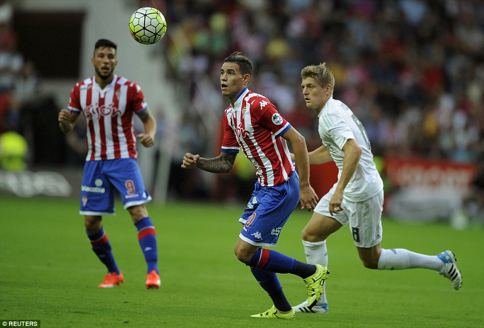 ... rồi đến Toni Kroos cũng không thể vượt qua cầu thủ đối phương.