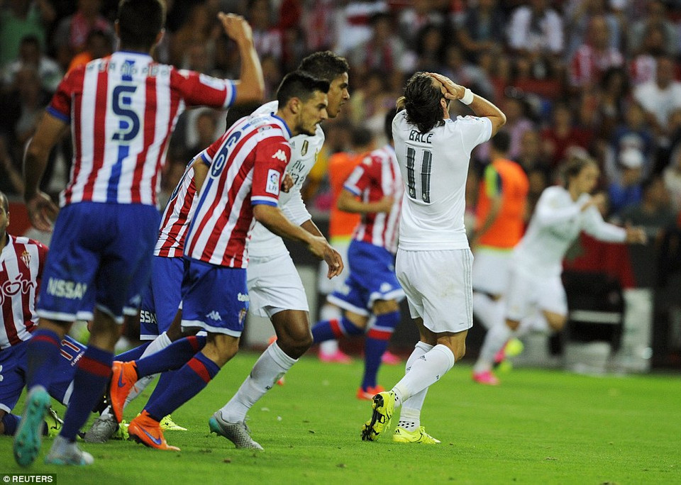 ... trước các cầu thủ Gijon chơi chắc chắn.