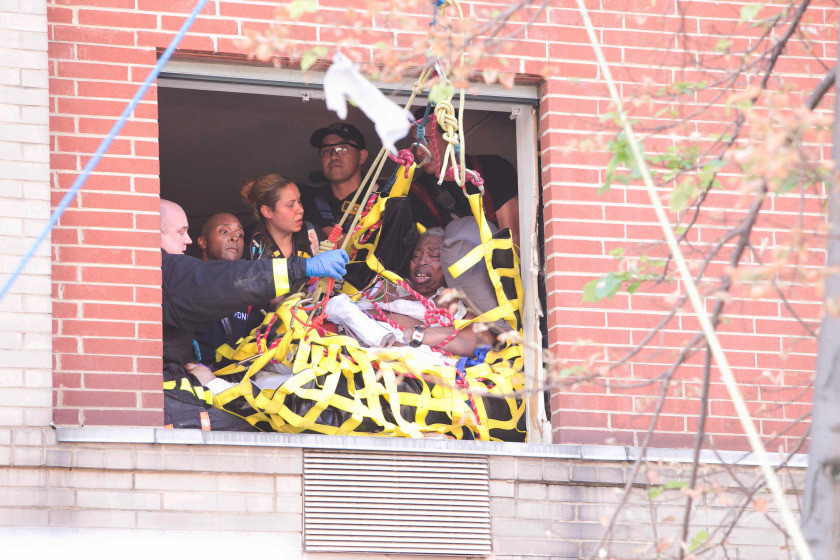 Các nhân viên y tế của FDNY đã nhanh chóng đưa người phụ nữ này ra khỏi căn hộ ở Fifth Avenue bằng một tấm lưới lớn màu vàng. (Nguồn: nypost)