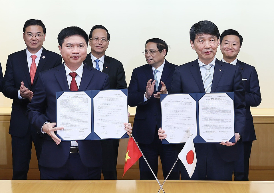 Thủ tướng Phạm Minh Chính chứng kiến Lễ ký kết Thỏa thuận hợp tác giữa tỉnh Hà Nam và tỉnh Gunma. (Ảnh: Dương Giang/TTXVN)