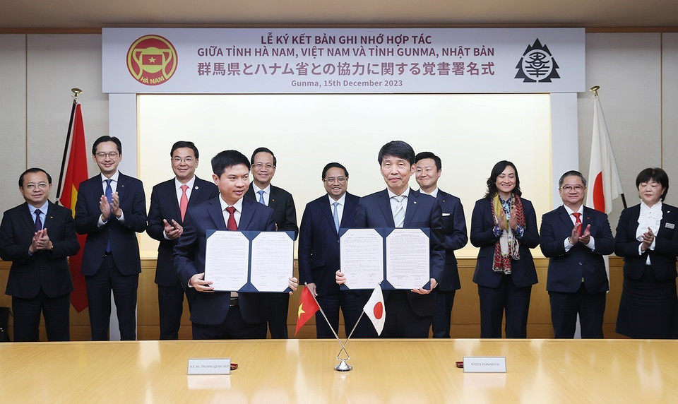 Thủ tướng Phạm Minh Chính chứng kiến Lễ ký kết Thỏa thuận hợp tác giữa tỉnh Hà Nam và tỉnh Gunma. (Ảnh: Dương Giang/TTXVN)