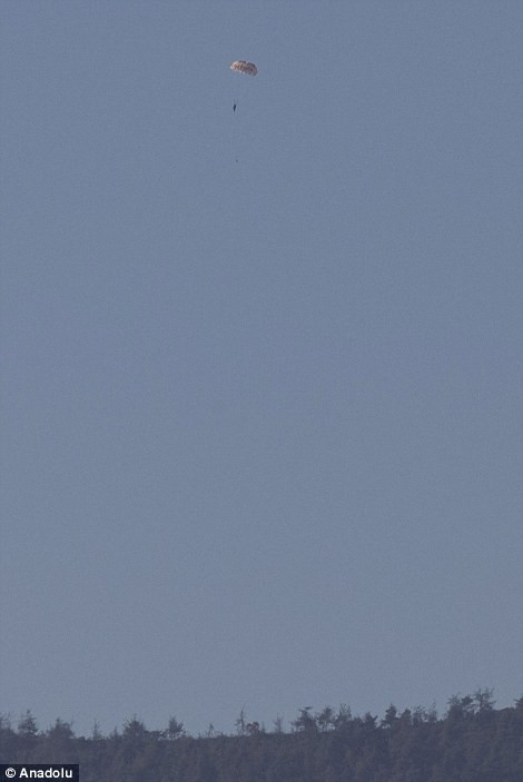 Hai viên phi công kịp thời bung dù khẩn cấp. (Nguồn: Anodolu)