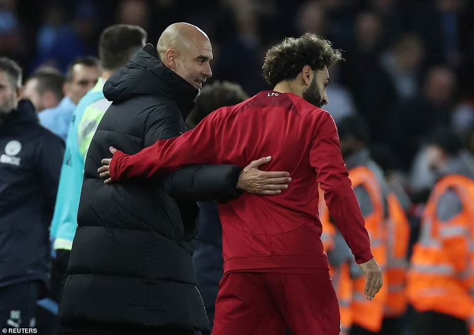 HLV Pep Guardiola chúc mừng Salah sau trận đấu. (Nguồn: Reuters)
