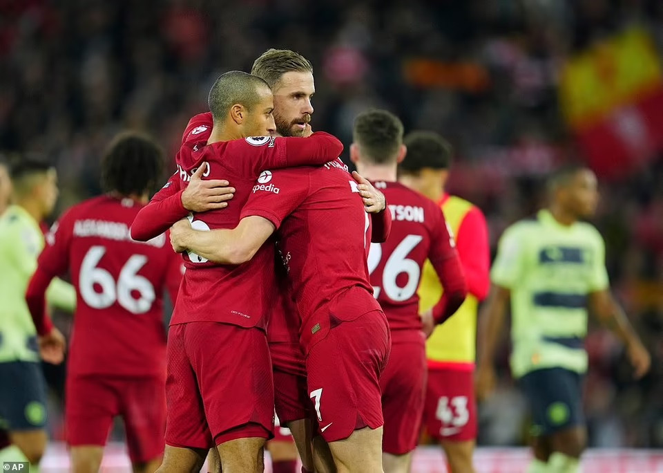 Các cầu thủ Livepool ăn mừng chiến thắng quý giá trước Manchester City (Nguồn: AP)
