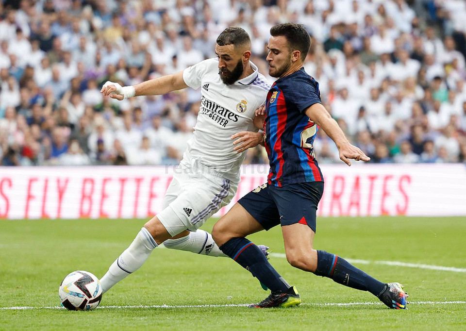 Thậm chí, Benzema còn lần thứ 2 đưa bóng vào lưới Barcelona ở phút 52 nhưng không được công nhận vì đã rơi vào thế việt vị. (Nguồn: realmadrid)