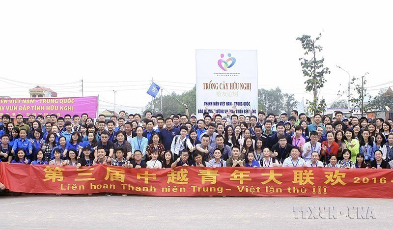 Thanh niên Việt Nam-Trung Quốc tham dự chương trình trồng hàng cây hữu nghị 66 cây xanh bảo vệ môi trường với ý nghĩa kỷ niệm 66 năm thiết lập mối quan hệ Ngoại giao Việt Nam-Trung Quốc, tại Liên hoan thanh niên Việt Nam-Trung Quốc lần thứ III (Lạng Sơn, 8/11/2016). (Ảnh: Phạm Kiên/TTXVN)