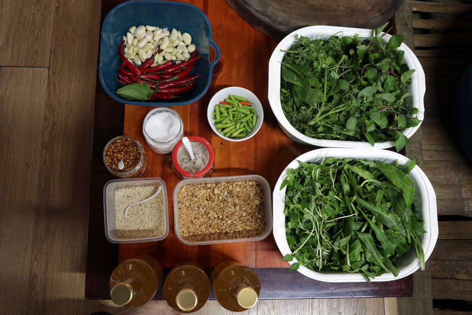 Sau khi cho gia vị vào nước măng chua thì trộn đều hỗn hợp này với tôm, hoa chuối và rau thơm để tạo thành món gỏi tôm với vị ngọt, không còn vị tanh vốn mang đặc trưng của loài tôm. (Ảnh: Hữu Quyết/TTXVN)