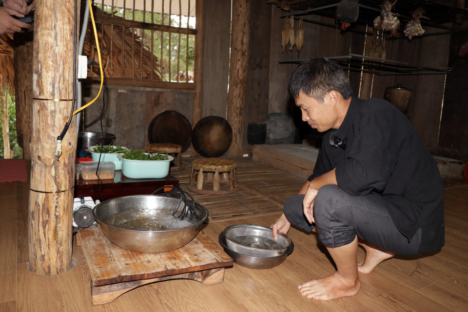 Nguyên liệu chính để làm món gỏi này gồm tôm sông Đà còn sống, rau thơm, hoa chuối, nước măng chua và các gia vị khác. (Ảnh: Hữu Quyết/TTXVN)
