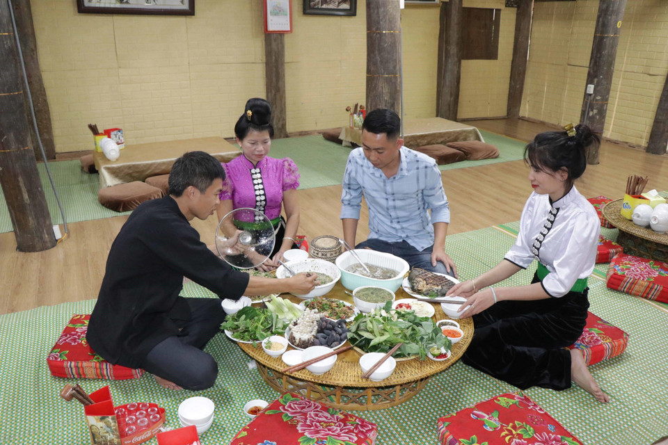 Lòng hồ thủy điện sông Đà vốn được biết đến là “vựa” tôm ngon nổi tiếng khắp vùng. (Ảnh: Hữu Quyết/TTXVN)