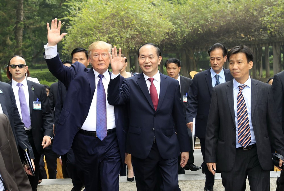 Chủ tịch nước Trần Đại Quang và Tổng thống Hoa Kỳ Donald Trump đi thăm Khu Di tích Chủ tịch Hồ Chí Minh trong Phủ Chủ tịch, sau khi kết thúc hội đàm. (Ảnh: Nhan Sáng/TTXVN)