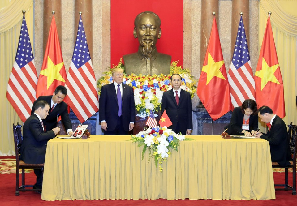 Chủ tịch nước Trần Đại Quang và Tổng thống Hoa Kỳ Donald Trump chứng kiến lễ ký các thỏa thuận hợp tác kinh tế quan trọng giữa hai nước, tổng trị giá hơn 12 tỷ USD. (Ảnh: Nhan Sáng/TTXVN)