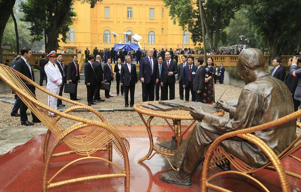 Chủ tịch nước Trần Đại Quang và Tổng thống Hoa Kỳ Donald Trump bên bức tượng Bác Hồ tại Khu Di tích Chủ tịch Hồ Chí Minh trong Phủ Chủ tịch. (Ảnh: Nhan Sáng/TTXVN)