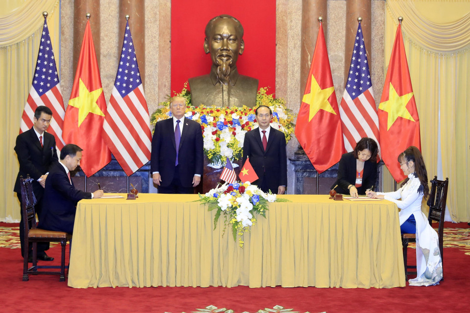 Chủ tịch nước Trần Đại Quang và Tổng thống Hoa Kỳ Donald Trump chứng kiến lễ ký các thỏa thuận hợp tác kinh tế quan trọng giữa hai nước, tổng trị giá hơn 12 tỷ USD. (Ảnh: Nhan Sáng/TTXVN)
