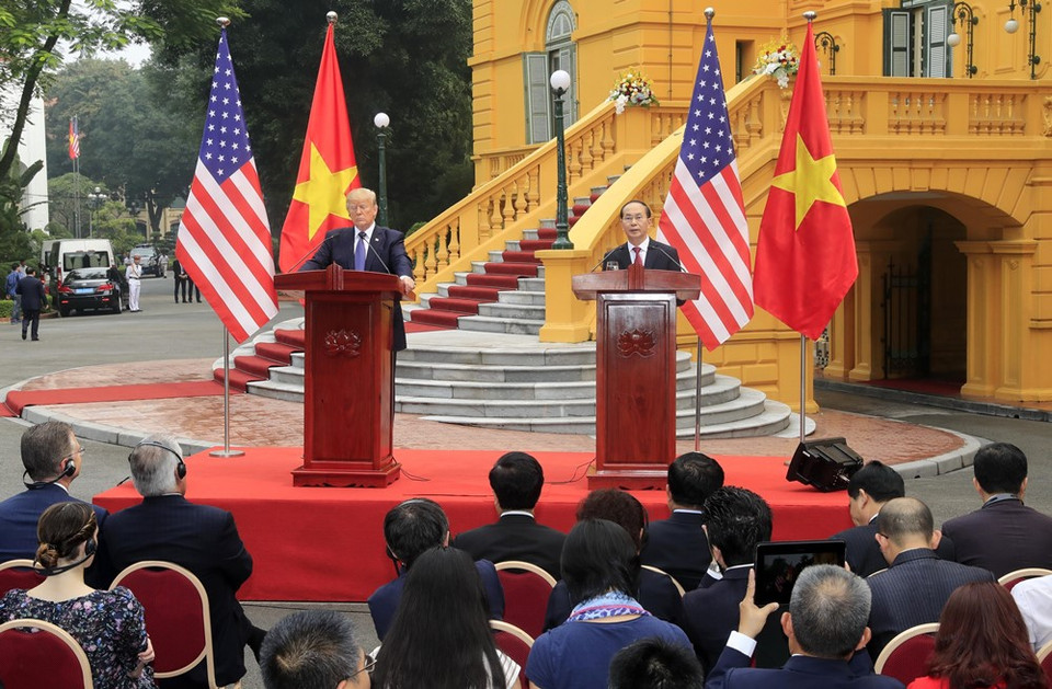 Chủ tịch nước Trần Đại Quang và Tổng thống Hoa Kỳ Donald Trump chủ trì cuộc họp báo quốc tế, sau khi kết thúc hội đàm. (Ảnh: Nhan Sáng/TTXVN)