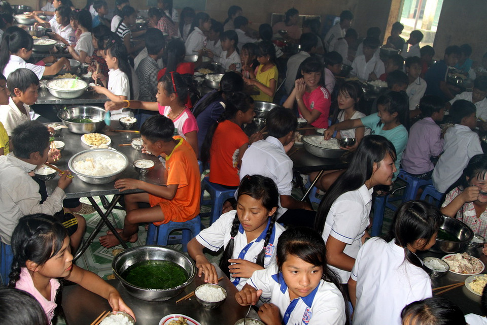 Bữa ăn tập trung trong ngày đầu năm học mới của các em học sinh trường THCS Pa Vệ Su. (Ảnh: Nguyễn Hoàng/TTXVN)