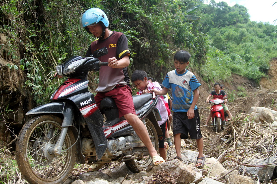 Phụ huynh các bản thuộc xã Pa Vệ Su đưa con em mình đến trường đúng ngày khai giảng năm học mới. (Ảnh: Nguyễn Hoàng/TTXVN)