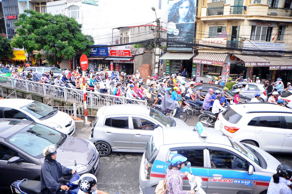 Nguyên nhân chính do việc giải phóng mặt bằng để thực hiện dự án Đường vành đai I (đoạn Ô Đông Mác - Nguyễn Khoái). (Ảnh: Quang Quyết/TTXVN)