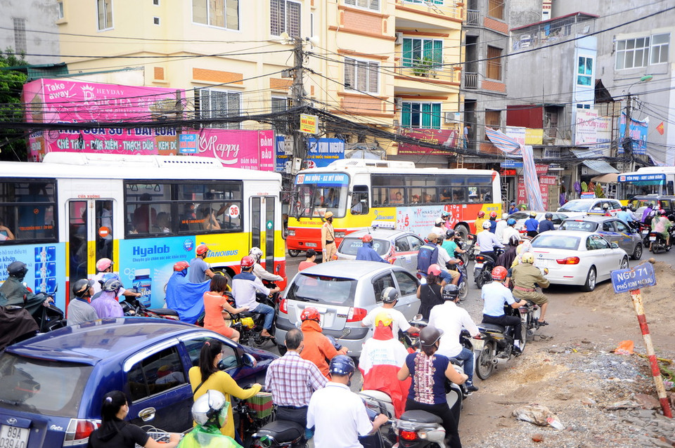 Đường Kim Ngưu đoạn giao với đường Trần Khát Chân, Lò Đúc thường xuyên xảy ra tình trạng ùn tắc giao thông. (Ảnh: Quang Quyết/TTXVN)