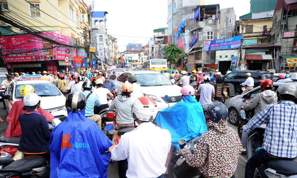Nguyên nhân chính do việc giải phóng mặt bằng để thực hiện dự án Đường vành đai I (đoạn Ô Đông Mác - Nguyễn Khoái). (Ảnh: Quang Quyết/TTXVN)